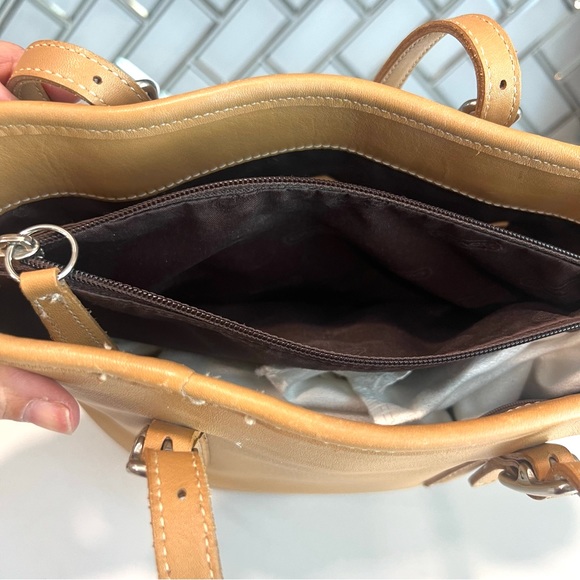 COACH TAN LEATHER BUCKET BAG WITH SILVER HARDWARE - Picture 8 of 15